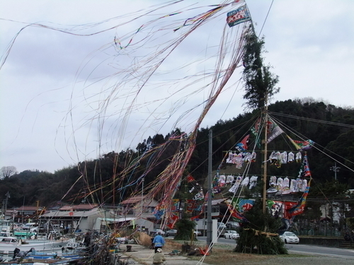 H25.1.6 美保関町片江浦で「墨付けとんど」が行われました。