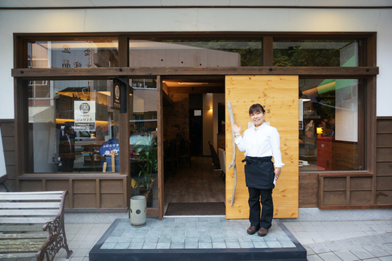 Ｈ２５．１１．１６　美保神社鳥居前に喫茶店「クリフネ」が開店しました。