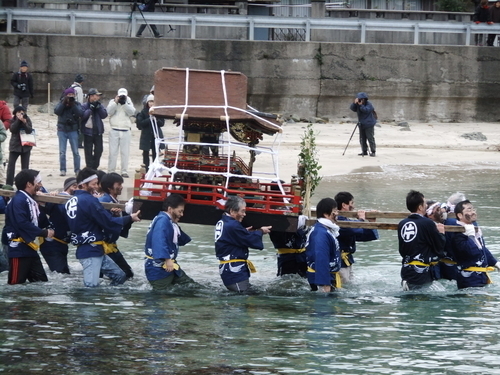 H25.1.6 美保関町片江浦で「墨付けとんど」が行われました。