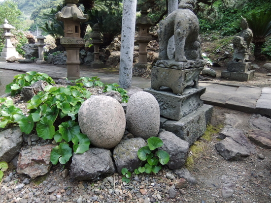 神社前の力石