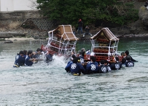 H25.1.6 美保関町片江浦で「墨付けとんど」が行われました。