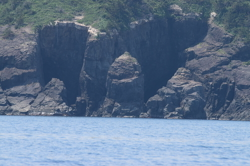 鹿島町手結海岸のド-ム型の岩