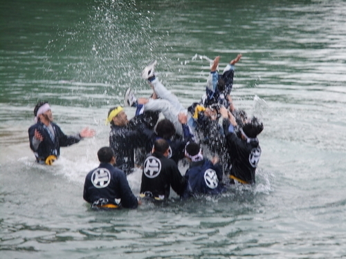 H25.1.6 美保関町片江浦で「墨付けとんど」が行われました。