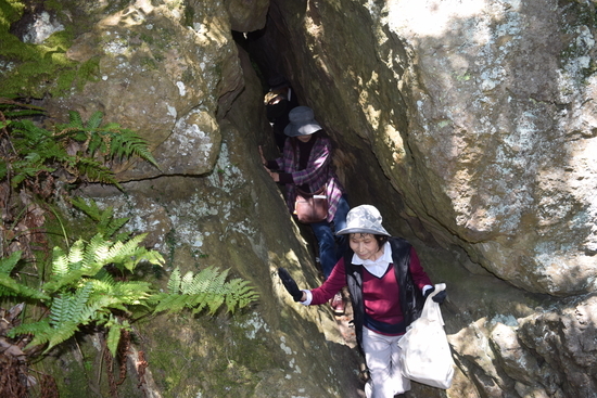韓竈神社 「岩くぐり」